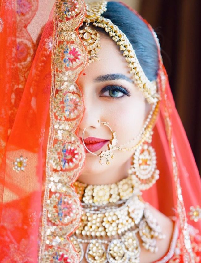 Indian-bridal-photoshoot-poses-with-dupatta